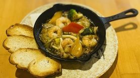 プリプリ！海老と彩り野菜のアヒージョ