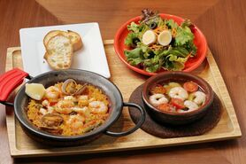 海鮮のパエリャ＆海老とキノコのアヒージョ