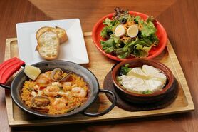 海鮮のパエリャ＆カマンベールとブロッコリーのアヒージョ