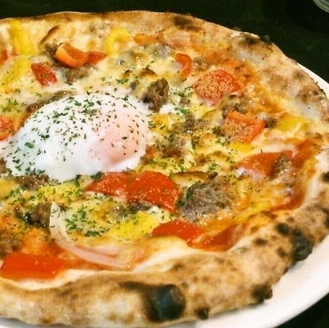半熟卵乗せひき肉のピリ辛Pizza（1500yen）