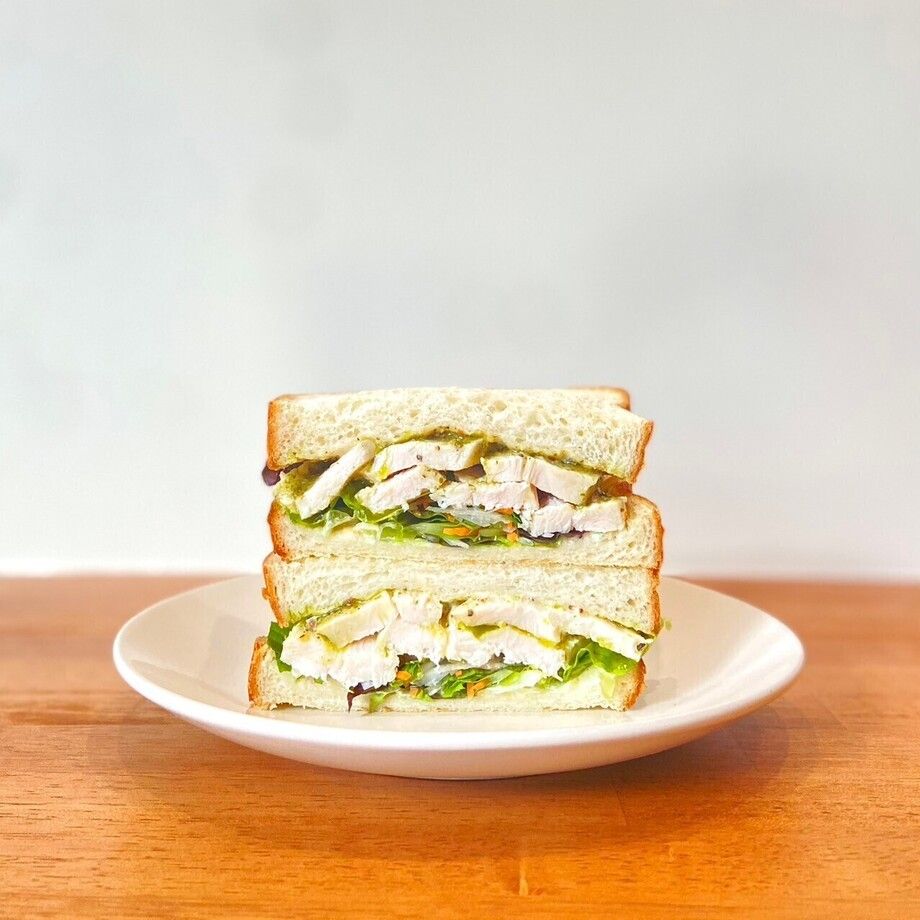 塩麹バジルソースの国産ローストチキンサンド