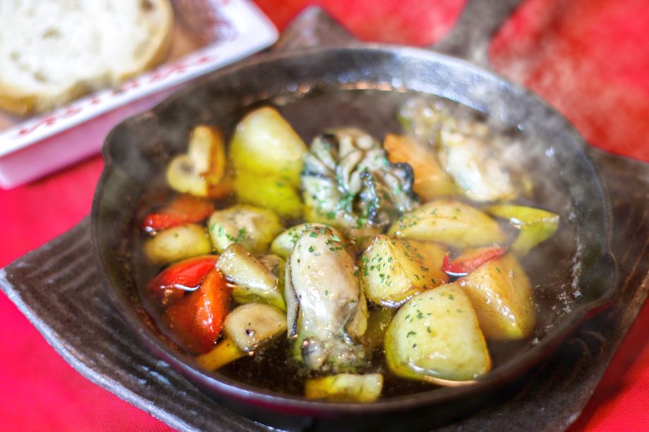 牡蠣と木の子のアヒージョ　（￥950）