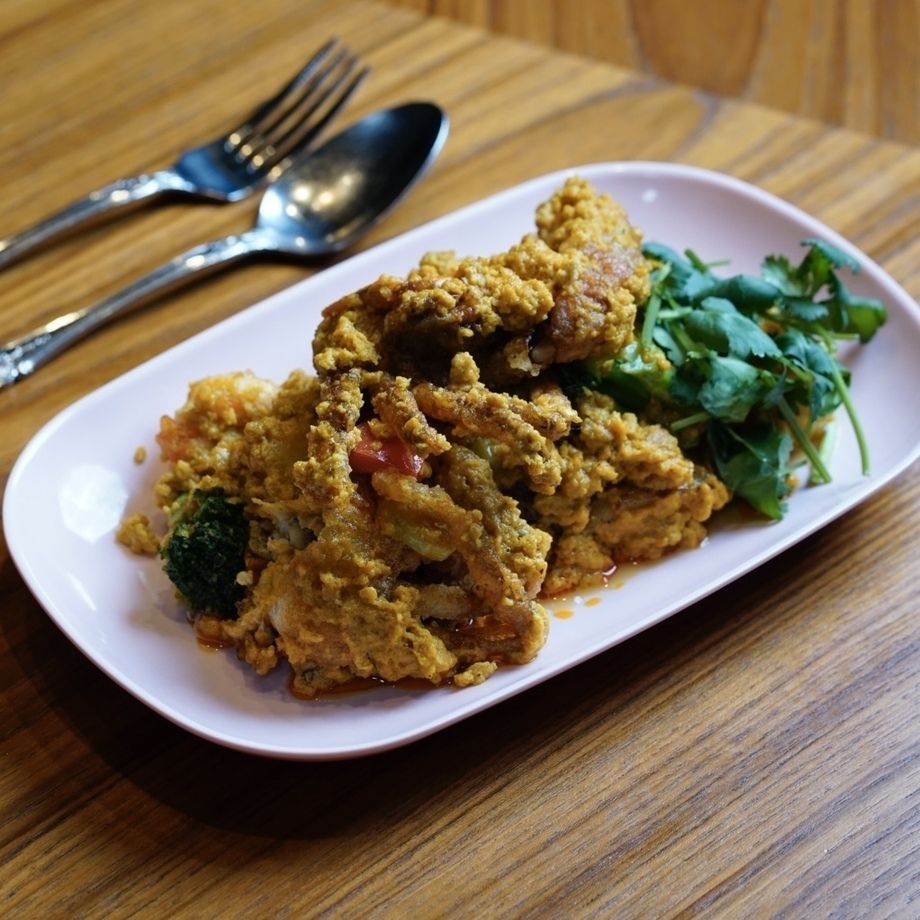 【うまさ爆発】名物！旬野菜とふわふわ卵のカニとエビのプーパッポンカレー