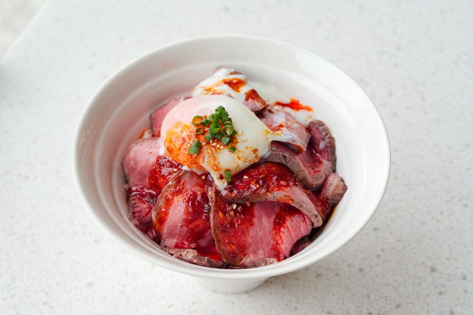 ラー油香る「ローストビーフ丼」