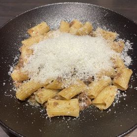 牛肉ラグーとパルミジャーノ 生パスタ