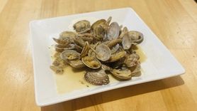 胡椒香るアサリとキノコのバターソテー