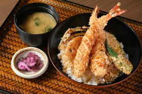 米ぷら丼（上）優秀賞の海老が2尾！！　