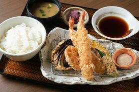 米ぷら定食（上）ぷりぷりエビ2匹！