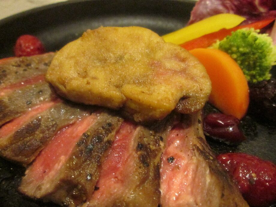 三河産和牛もも肉とフォアグラのロッシーニ風　トリュフソース