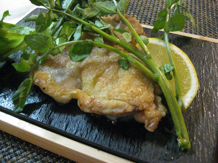 地鶏のパリパリガーリックチキン（990円）