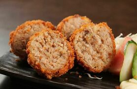 和牛門最強黒豚メンチカツ2枚