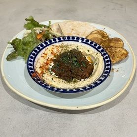 【人気No.2】フムスボロネーゼプレート　ピタパン／ポテト付き