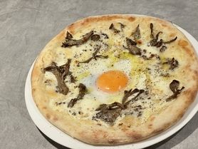 【手打ちピザ！】トリュフ香る白いビスマルクピザ