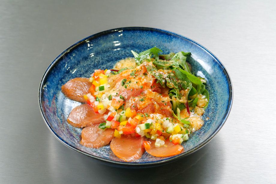 スモークサーモンカルパッチョ 特製ラビゴットソース