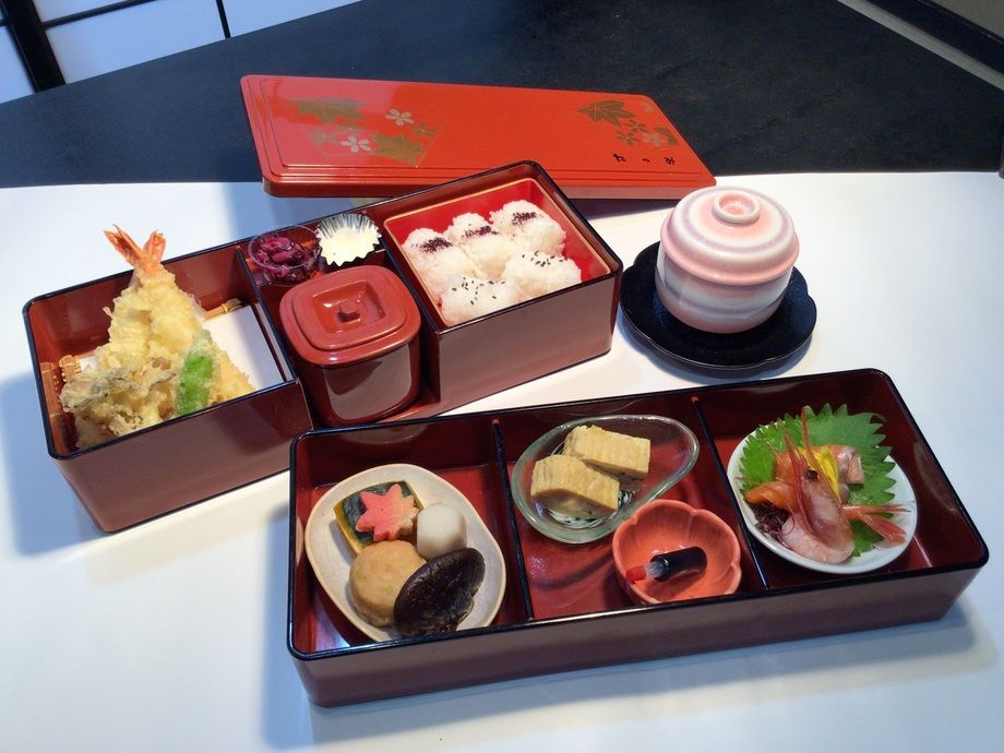 割子二段弁当（2,200円＋税　　　2,376円）