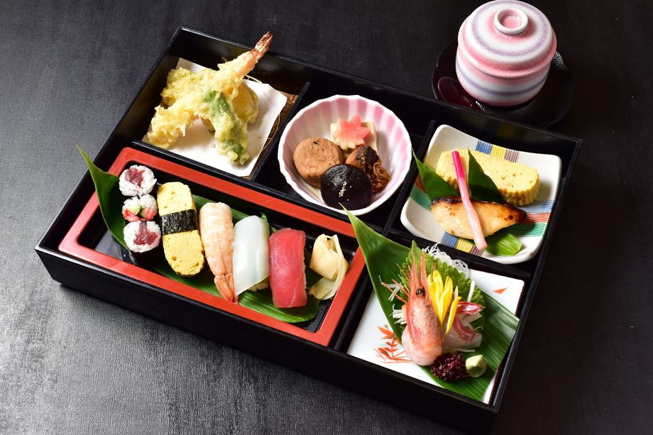 松花堂弁当　舞（まい）（2,950円＋税　　　3,186円）