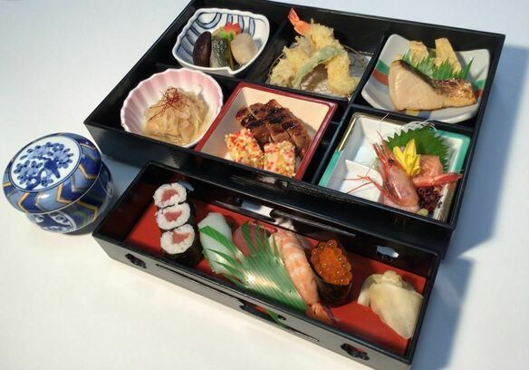 松花堂弁当　扇（おおぎ）