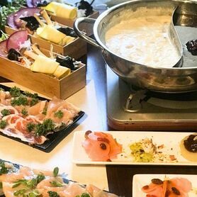 【ランチ予約限定】2種の薬膳出汁で楽しむ　三元豚＆美桜鶏の薬膳火鍋コース