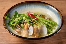 浅利と豆苗の柚子胡椒蒸し