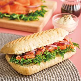 スモークサーモンとクリームチーズのパニーニ ～バルサミコソース～【単品】