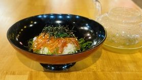 ユッケ風ピリ辛サーモンとイクラの親子出汁茶漬け