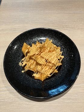 チリコーンチップのチーズがけ