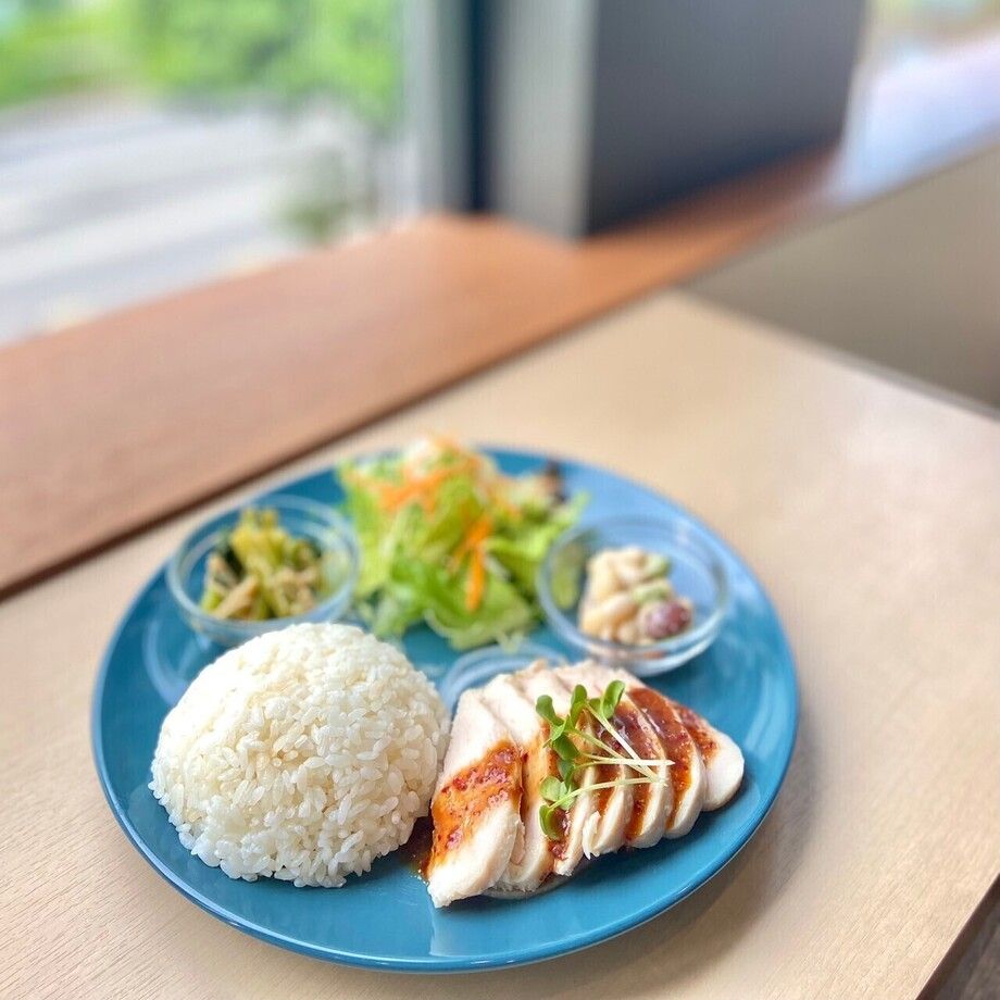 特製麹だれの しっとり国産蒸し鶏(冷)プレート【17:00以降も注文OK】