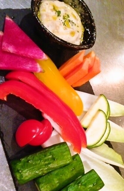 長崎の梅肉とクリームチーズを合わせた野菜ディップ（600円）