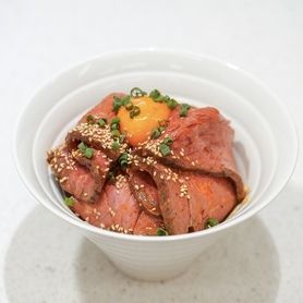 ラー油香る「ローストビーフ丼」