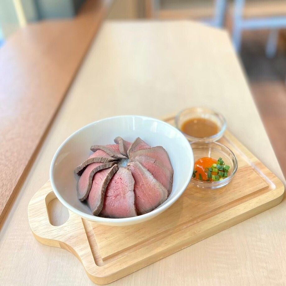 国産牛の麹ローストビーフ丼　～麹のソース＆卵黄 付き～
