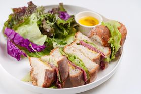 🥪パストラミビーフとレタスのサンドランチセット　ホットコーヒー🥗