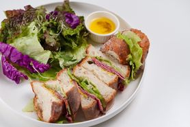 パストラミビーフとレタスのサンド　トリュフソース