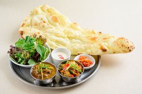 【ディナー】D弁当（２種類カレー・ナン又はライス・サラダ・バーベキュー・漬物）Dinner D bento