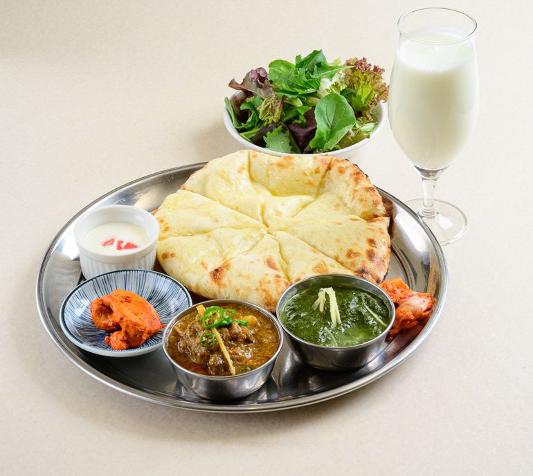 【ランチ】チーズナンセット（２種類カレー・チーズナン・サラダ・ソフトドリンク・本日のBBQ・漬物・デザート）Cheese N Set  