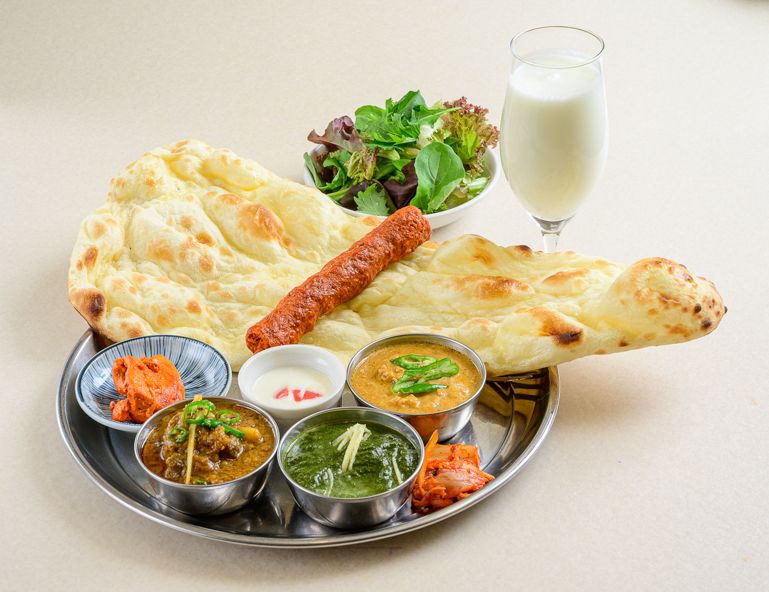 【ランチ】バーベキューセット（３種類カレー・ナン又はライス・サラダ・ソフトドリンク・本日のBBQ・漬物・デザート・シークカバブ）