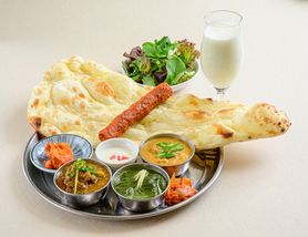 【ランチ】バーベキューセット（３種類カレー・ナン又はライス・サラダ・ソフトドリンク・本日のBBQ・漬物・デザート・シークカバブ）