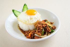 【ランチ】E弁当（ガパオライス・サラダ・バーベキュー・漬物）E bento 