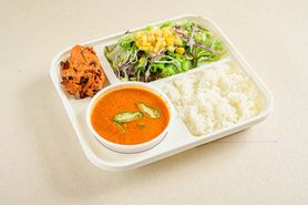 【ランチ】D弁当（２種類カレー・ナン又はライス・サラダ・バーベキュー・漬物 ] D bento 