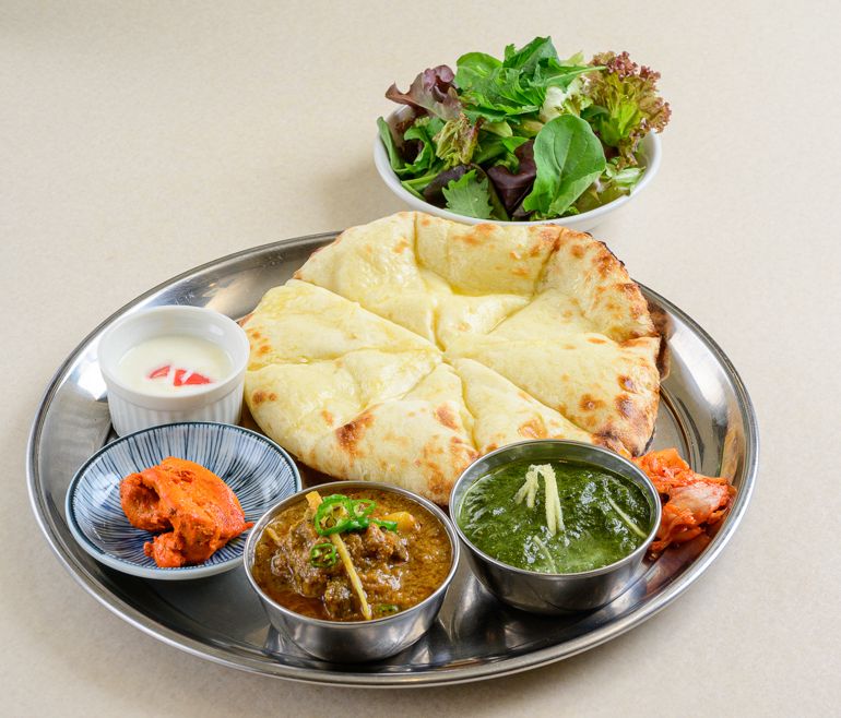 【ランチ】C弁当（１種類カレー・チーズナン・サラダ・バーベキュー・漬物）C bento 