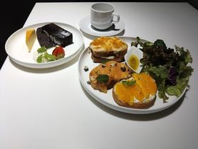 オープンサンドとクロックムッシュのプレート、スイーツ＆ソフトドリンクorグラスワインのセットコース