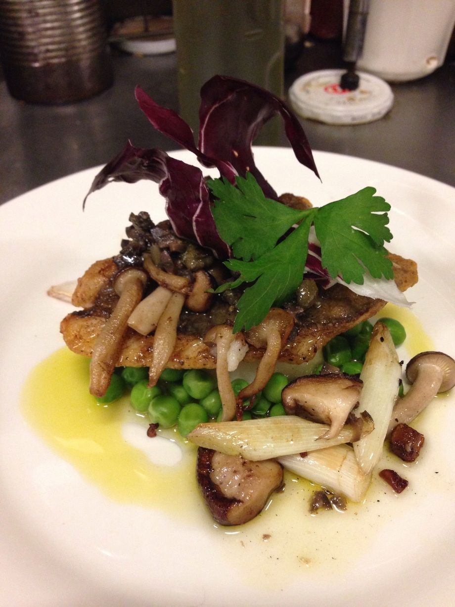 スズキのポワレ 黒オリーブとケーパのソース（1560）