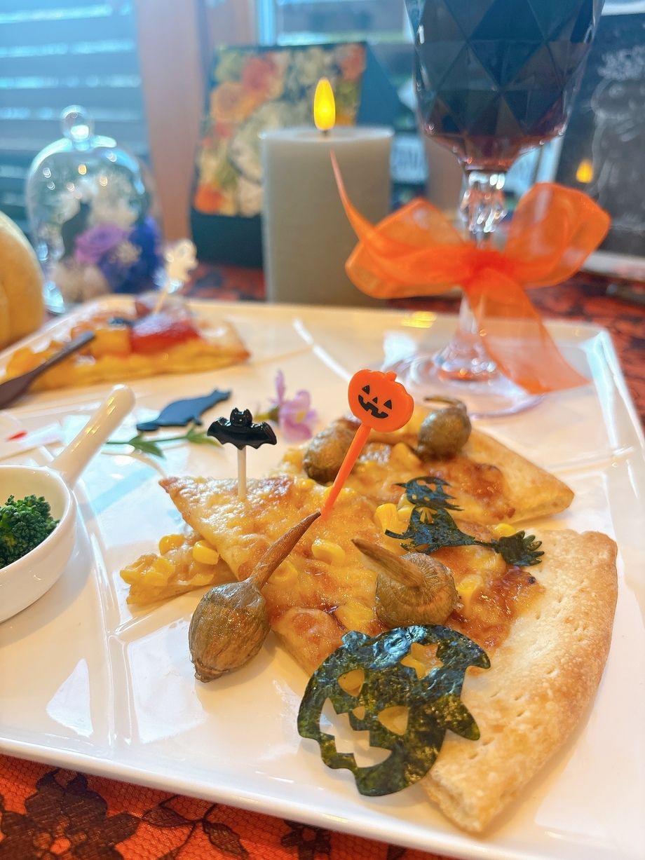 ハロウィン限定！クワイの和風ピザとフルーツカスタードピザ（2200円（税込）店内撮影自由 ドリンク付き）