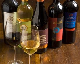 ２０種以上の量り売りワイン（どんな高価なボトルのワインも含め￥７００均一）