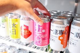 クラフトビール飲み放題ご利用方：ビールショーケースから取ります
