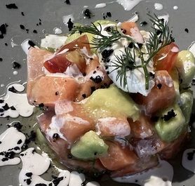 サーモンとアボカドのタルタル