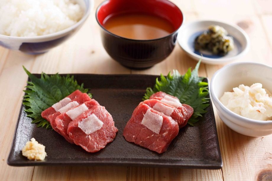 鯨刺身定食（1280円）