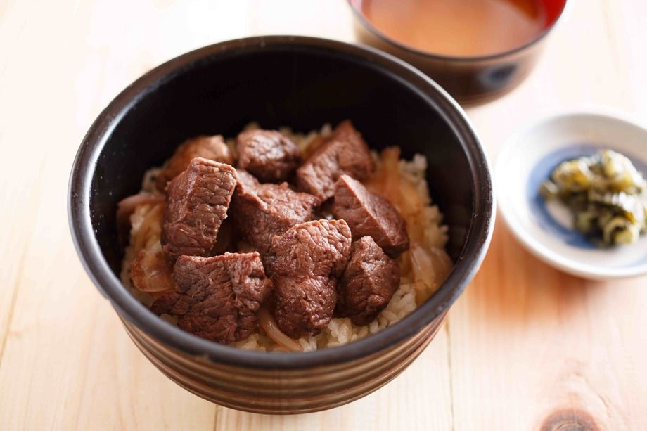 鯨カットステーキ丼（1500円）