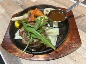 ベーコンで巻いたハンバーグ　炭火仕上げ