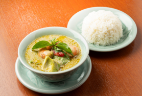 ゲェーンキョウワーンアボカド แกงเขียวอะโว エビとアボカドのグリーンカレー　辛さ1