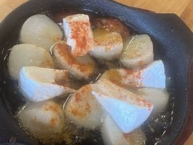 里芋とカマンベールチーズのアヒージョ